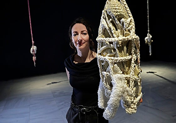 Victoria Maldonado, con una de sus piezas más recientes.