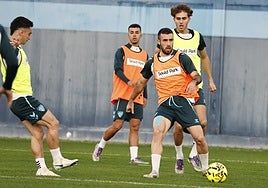 Puga controla el balón, con Niño detrás, durante un entrenamiento de esta semana.