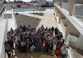 Asistentes a la inauguración del residencial y socios de la cooperativa, en una de las zonas comunes del 'cohousing'.