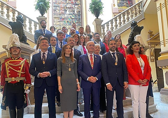 La Corporación municipal salida de las elecciones 2023. En la primera fila, Alcázar, Pérez de Siles, De la Torre, Pérez y Morillas. P. R. Q./Archivo