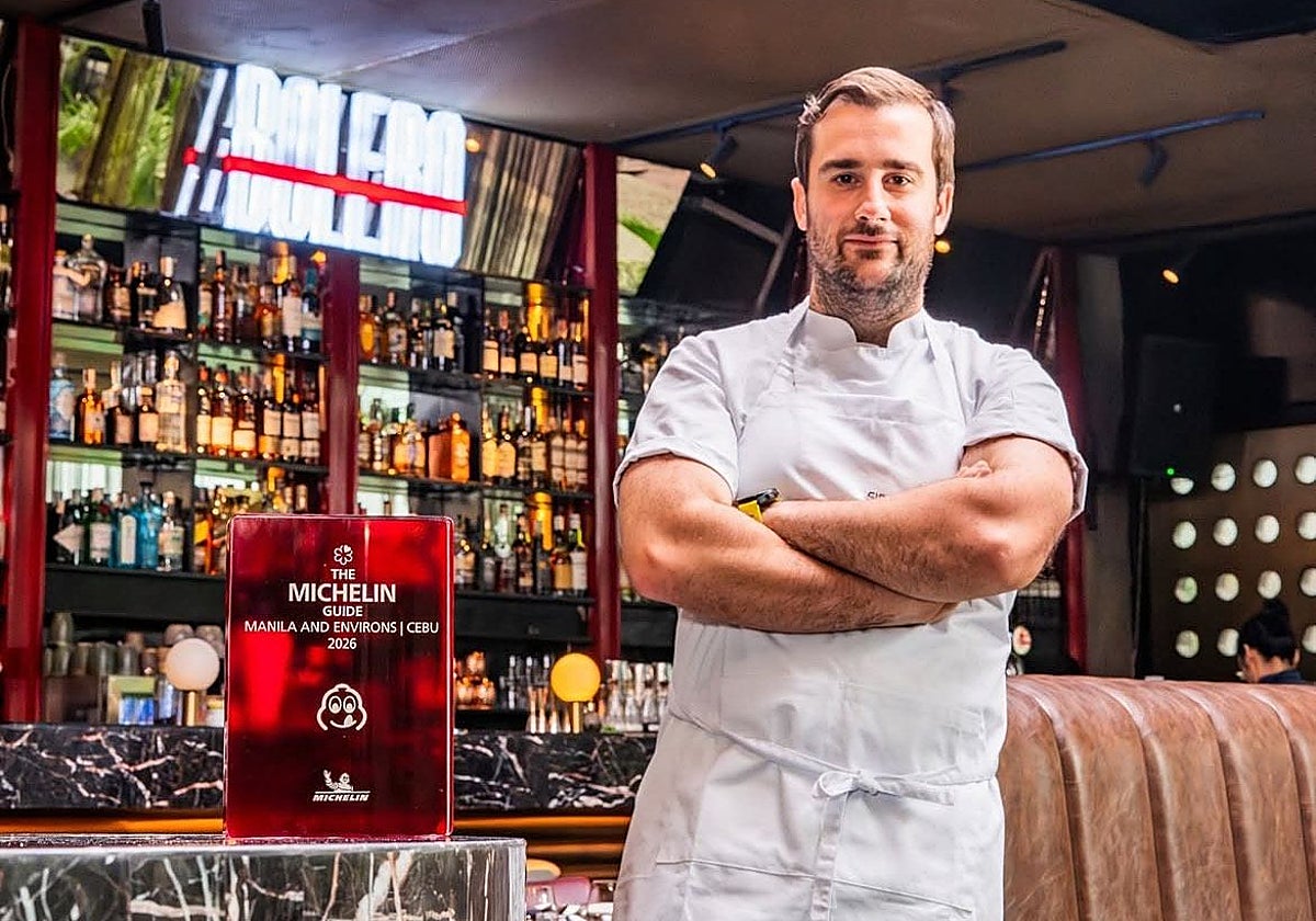Fernando Alcalá, en Bolero, con la placa que le acredita como Bib Gourmand.