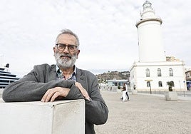J. Francisco Guerrero, junto a la Farola, un histórico edificio que fue testigo del naufragio y 'personaje' de la novela.