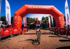 Luis Ángel Maté celebra su victoria en la Titan Dessert