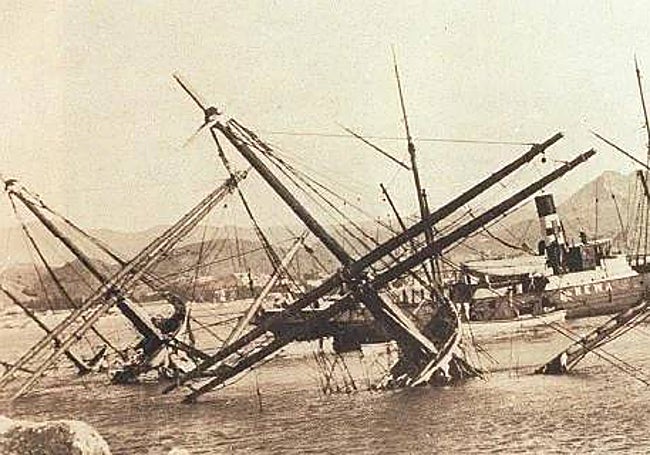 Los mástiles del Gneisenau sobresaliendo del agua, tras el hundimiento.