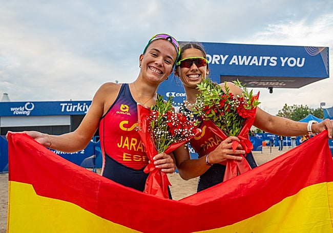 Jarabo y Paradas (derecha) celebran la segunda posición con la bandera española.