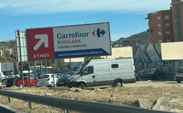 Quitamiedos con basura y el aparcamiento que acumula basura.