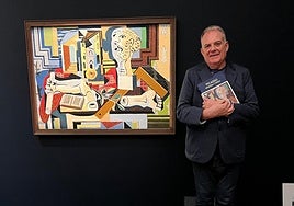 Eugenio Carmona, comisario de la exposición, en el MPM junto a la obra 'Estudio con cabeza de yeso', cedida por el MOMA de Nueva York