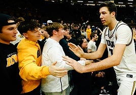 Folgueiras saluda a los seguidores de su equipo al término del partido.