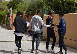 Un grupo de adolescentes, en la puerta de un centro de menores, en una imagen de archivo.
