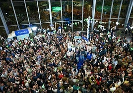 Moreno, rodeado de los compromisarios tras ser proclamado presidente.