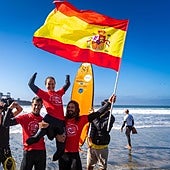 Sarah Almagro celebra su victoria junto a sus entrenadores.