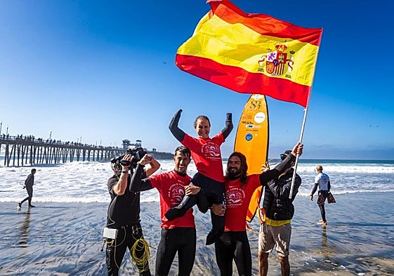 Sarah Almagro celebra su victoria junto a sus entrenadores.