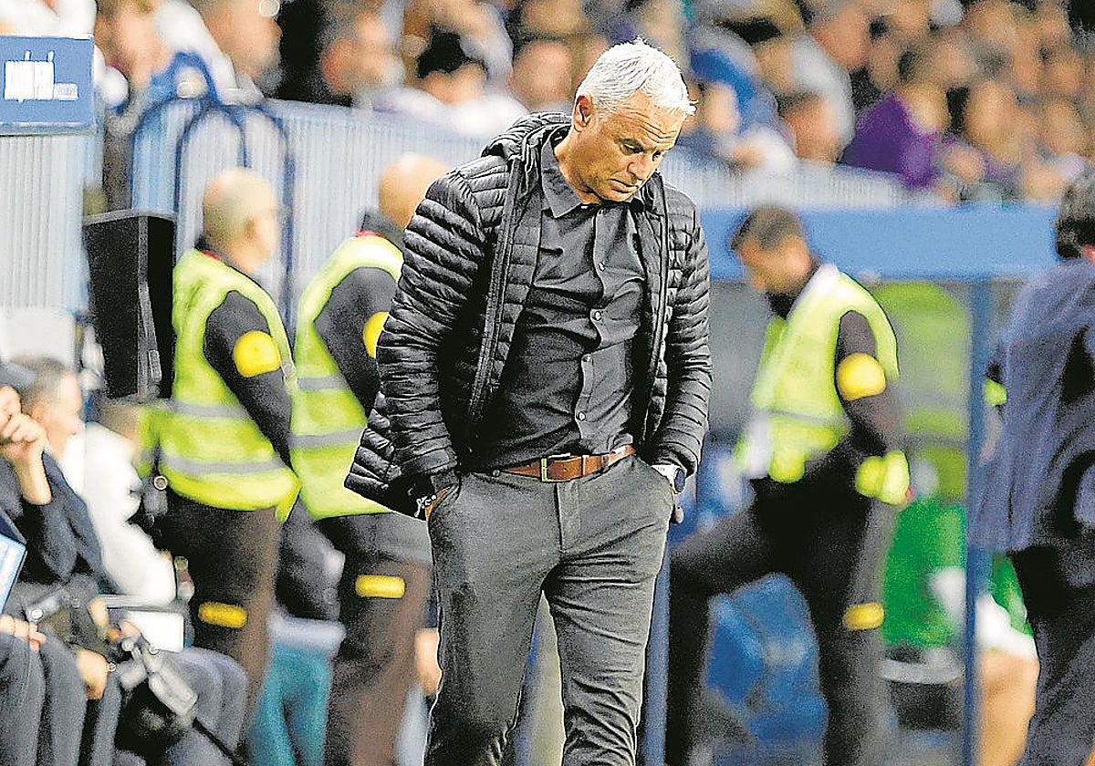 Sergio Pellicer, algo cabizbajo y pensativo durante el derbi del sábado en La Rosaleda.