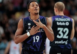 Melwin Pantzar celebra una canasta en el partido contra el Zaragoza.
