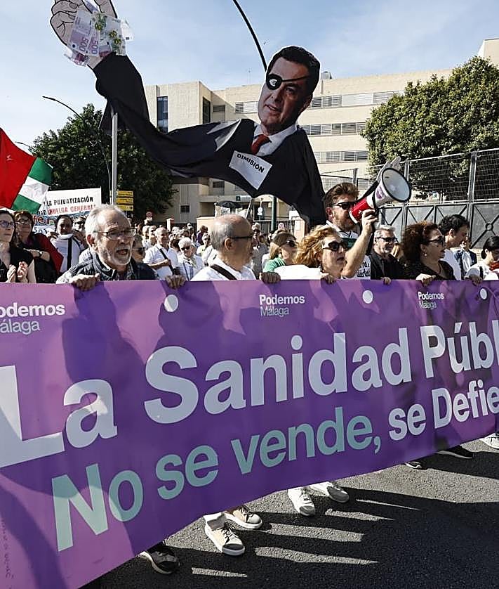 Imagen secundaria 2 - Miles de personas recorren el Centro de Málaga en defensa de la sanidad pública