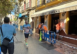 Imagen del verano de 1984 en el establecimiento hostelero, en la que aparecen Manuel y Aurelio Teno, Rafael Lafuente, Félix Malpartida y Federico Bombarelli.