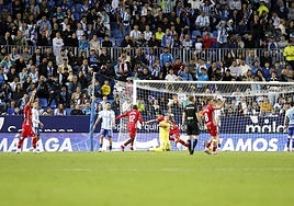 EL segundo gol del Córdoba el sábado, con varios malaguistas lamentándose ya de la circunstancia.