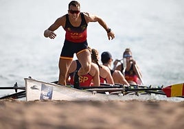Pablo Hermoso, en primer plano, se dispone a bajar del bote para correr el 'sprint' en la orilla al término de una de las eliminatorias de este domingo.