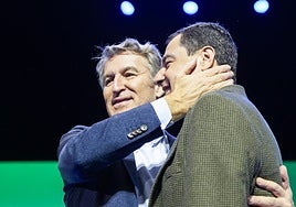 Gesto cariñoso de Feijóo a Moreno durante la clausura.