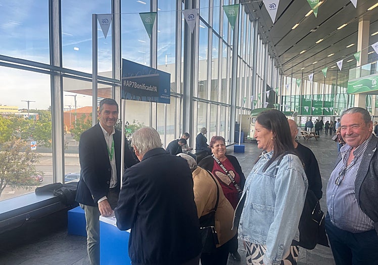 Stand montado por el PP de Málaga para recoger firmas para reclamar la bonificación de la AP-7.