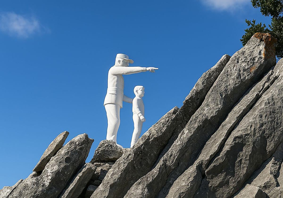 Imagen principal - En la primera foto, Escultura que preside el mirador. Camino empedrado para recorrer este enclave (foto 2). Vista panorámica de El Burgo desde el mirador (foto 3).