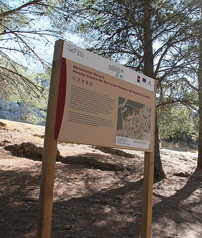 Imagen secundaria 2 - En la primera foto, Hay un sendero circular que permite conocer fácilmente el mirador. El enclave se inauguró el 17 de diciembre 1977 (foto 2). Acceso al mirador, junto a la carretera que une a Ronda y El Burgo (foto 3).