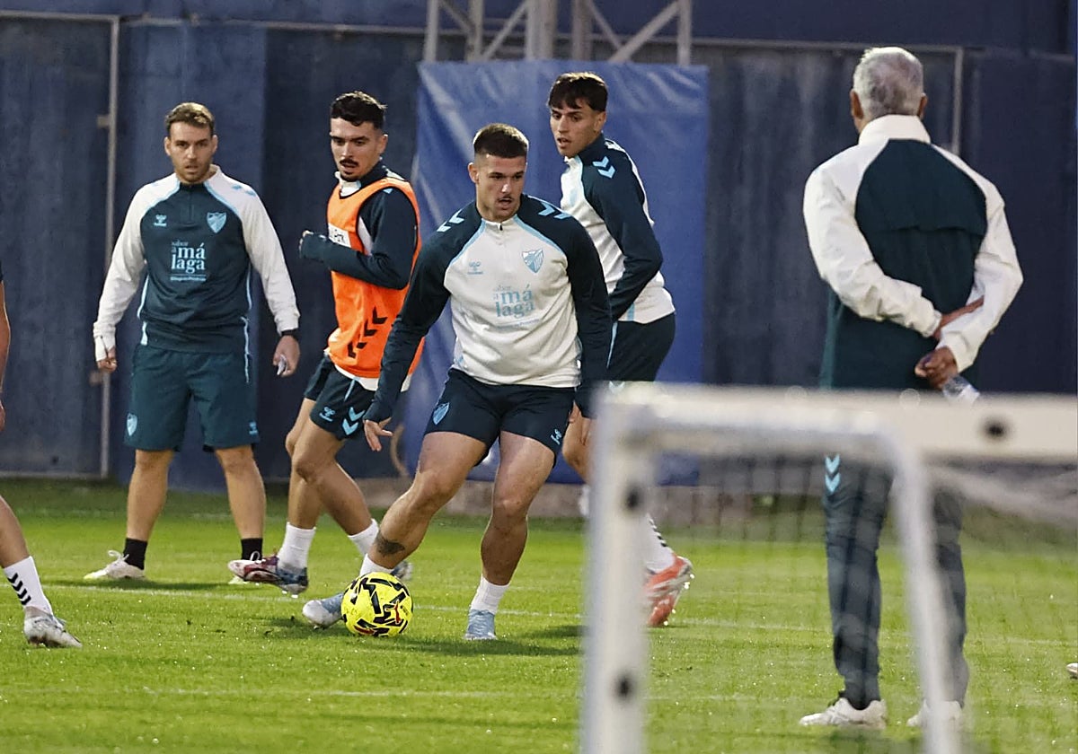 Sergio Pellicer, de espaldas, dirige a sus hombres la tarde de este lunes.