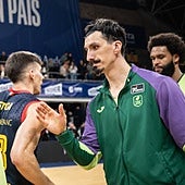 Los jugadores del Unicaja saludan a los del Andorra al término del partido del sábado.