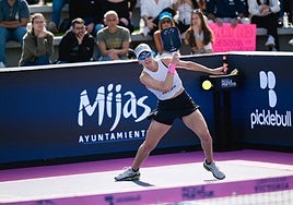 Sabrina Méndez devuelve un golpe durante la final.