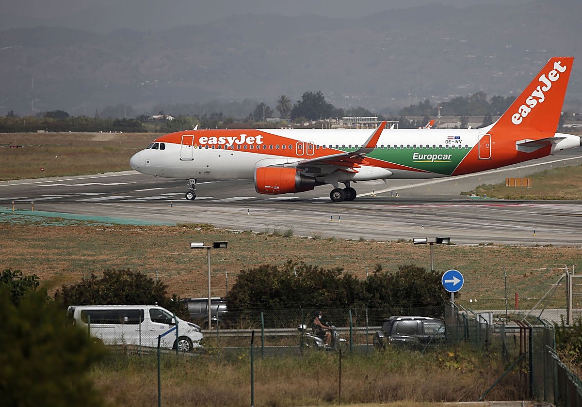 Avión de Easyjet, estacionado en el aeropuerto de Málaga.