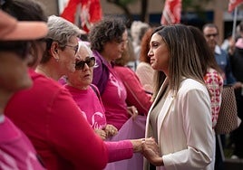 La portavoz parlamentaria del PSOE-A, María Márquez, con mujeres de Amama.
