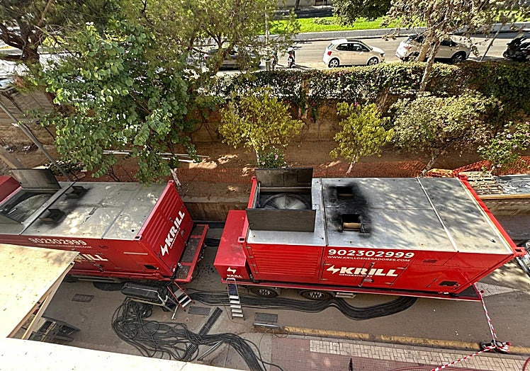 Imagen de los generadores externos que mantuvieron con luz al Materno mientras los técnicos trabajaban.