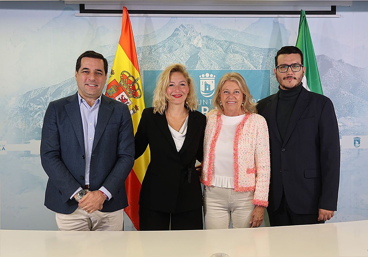 La alcaldesa de Marbella, Ángeles Muñoz, junto a la presidenta de Sinergias Club Internacional, Helena Olcina, y el director general de Grupo Alfil, Francisco Gómez, que recibirá un premio.