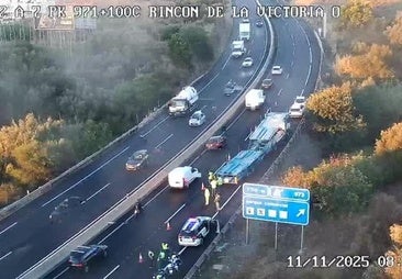 La avería de un camión portacoches colapsa la A-7 en Rincón de la Victoria