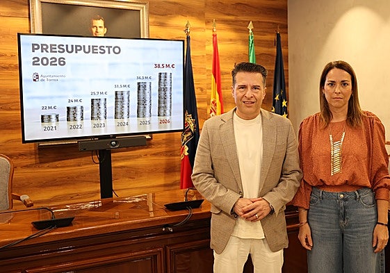 El alcalde y la edil de Hacienda, este martes en la presentación de las cuentas para 2026.