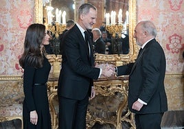 Santiago Muñoz Machado saluda a los Reyes de España