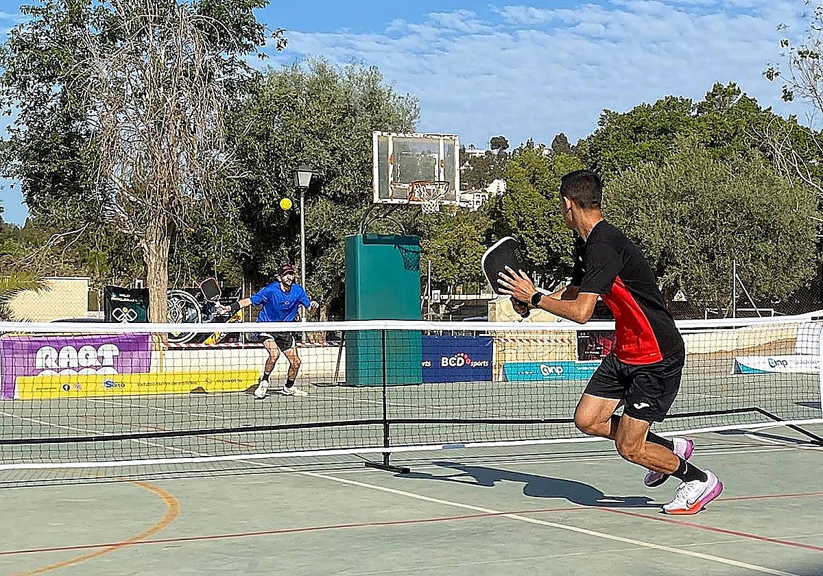 Un partido de pickleball.