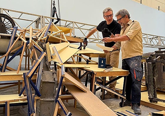 A la izquierda discurre el proyecto de cascada; a la derecha, Wilson y Robles estudian cómo terminarán de proyectarla en el Belén.