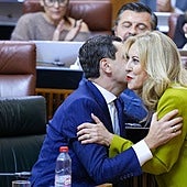 Juanma Moreno saluda a Carolina España tras su defensa de los Presupuestos.