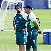 Sergio Pellicer, a la derecha, acompañado por Alejandro Acejo, durante un reciente entrenamiento del Málaga.