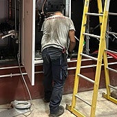 Los operarios trabajan en las celdas.