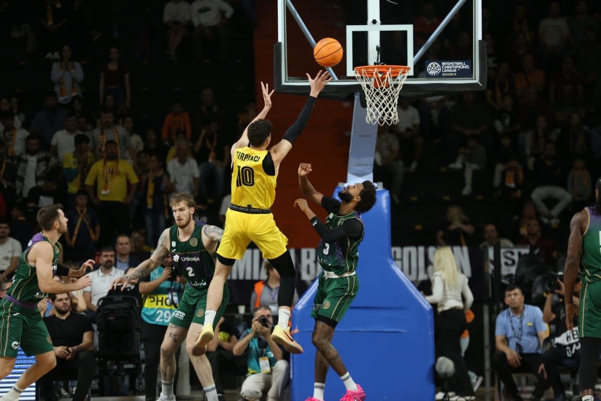 La victoria del Unicaja en la pista del Mersin turco, en imágenes