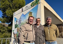 El secretario general de los socialistas malagueños, Josele Aguilar, en Almáchar con su alcalde.