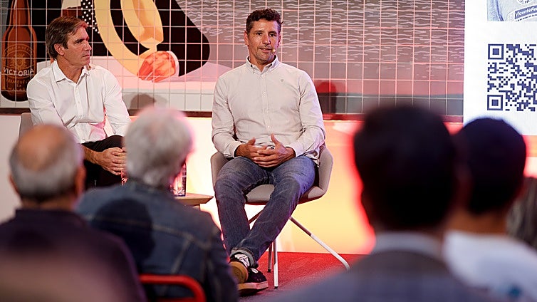 Jongeneel (a la derecha), protagonista del Aula de Deportes SUR junto al redactor Juan Calderón (izquierda).