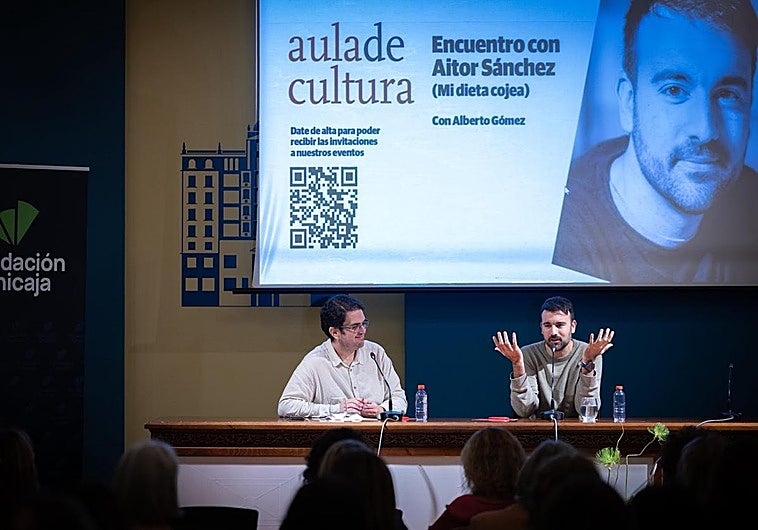 El dietista-nutricionista Aitor Sánchez charla con el periodista de SUR Alberto Gómez.