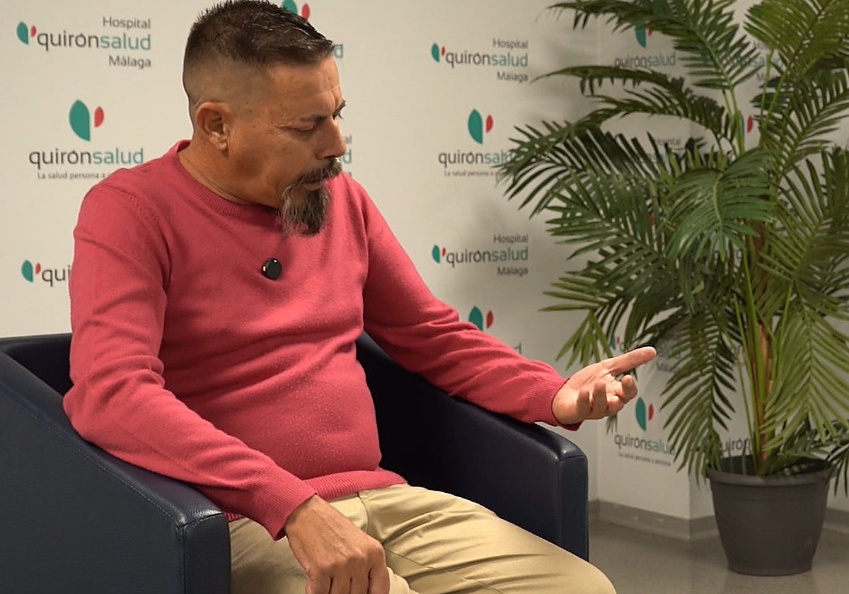 Rubén Marfil muestra el brazo cuya movilidad ha recuperado.