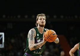 Balcerowski lanza un tiro libre en la casa del Mersin.