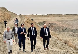 El delegado de Economía y el alcalde veleño, este jueves en la visita a la zona.