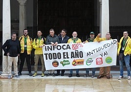 Bomberos forestales del Infoca en la protesta realizada hoy en el Parlamento andaluz.