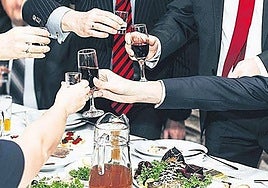 Cenas de empresa en Navidad: ¿pueden acudir los trabajadores que están de baja médica?